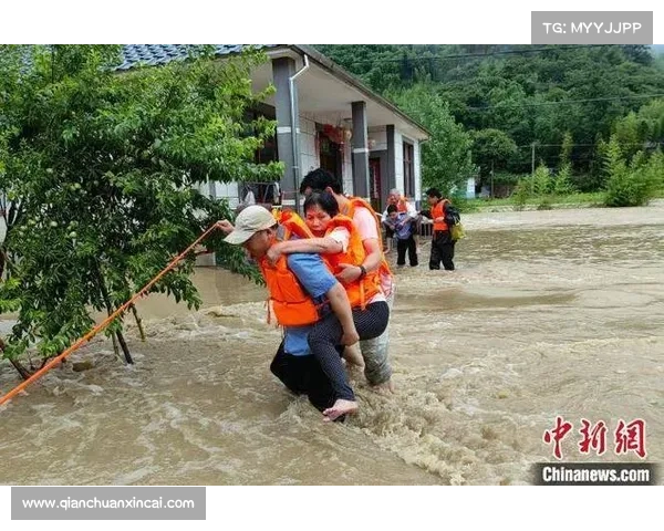 解放者杯赛前暴雨侵袭 国民竞技队志愿者人工排水全力保障场地安全 解放者杯赛前暴雨侵袭 国民竞技队志愿者人工排水全力保障场地安全